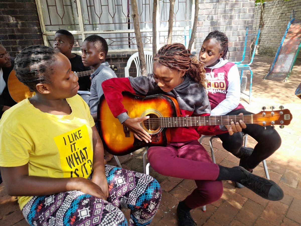 Teens learning guitar